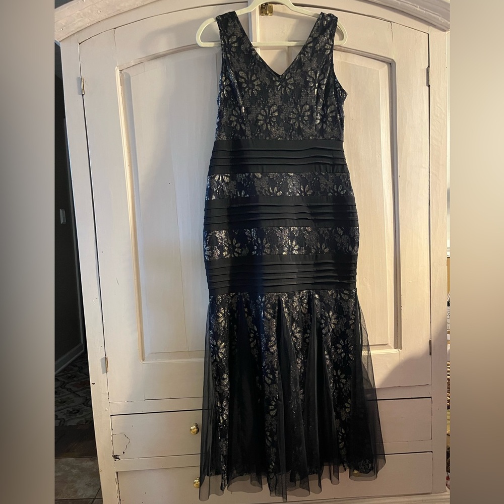 ELEGANT LILY & LOLA FIGURE FLATTERING DRESS